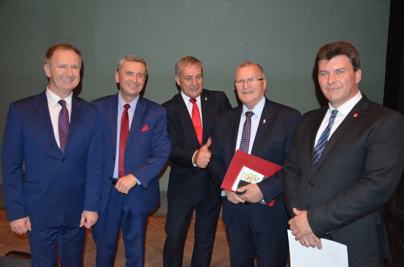 „Lepsza pożółkła metryka niż ta, która intensywnie pachnie mlekiem w proszku”