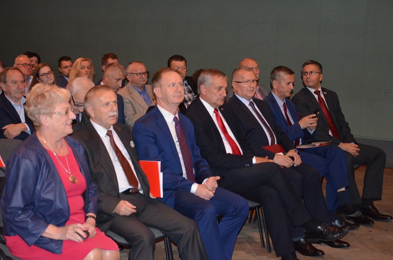 „Lepsza pożółkła metryka niż ta, która intensywnie pachnie mlekiem w proszku”