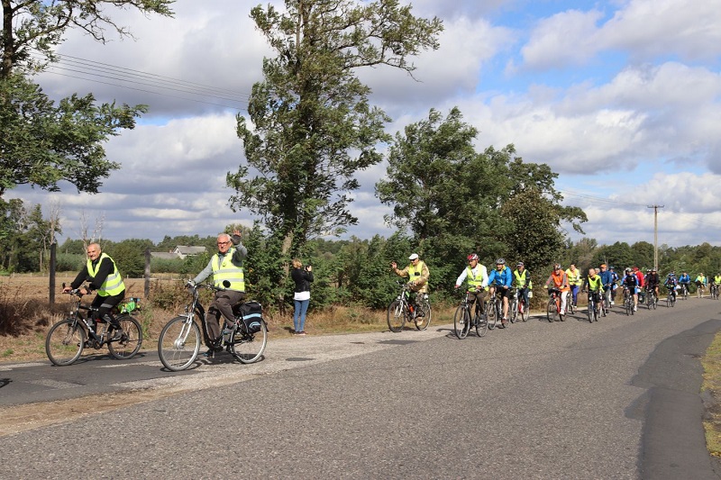 Rowerzystów nie przestraszył deszcz i wiatr