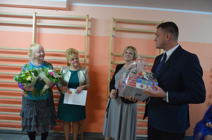 Patronka odwiedziła szkołę. Podstawówka w Żdżarach świętowała 105. urodziny