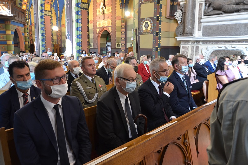 Msza i kwiaty pod pomnikiem marszałka Piłsudskiego. Uczczono 100. rocznicę Bitwy Warszawskiej