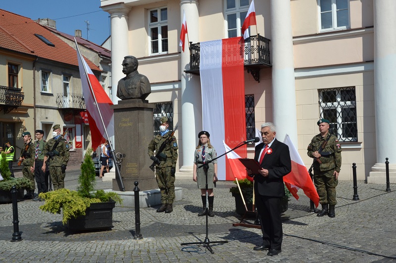 Msza i kwiaty pod pomnikiem marszałka Piłsudskiego. Uczczono 100. rocznicę Bitwy Warszawskiej