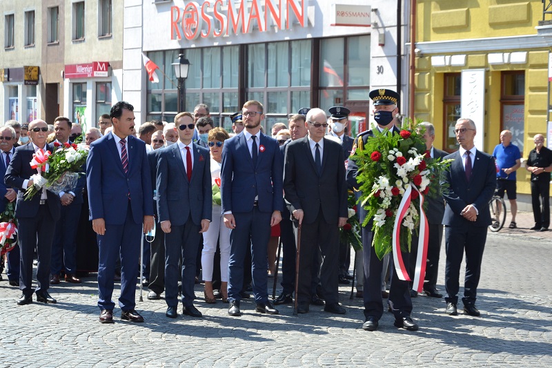 Msza i kwiaty pod pomnikiem marszałka Piłsudskiego. Uczczono 100. rocznicę Bitwy Warszawskiej
