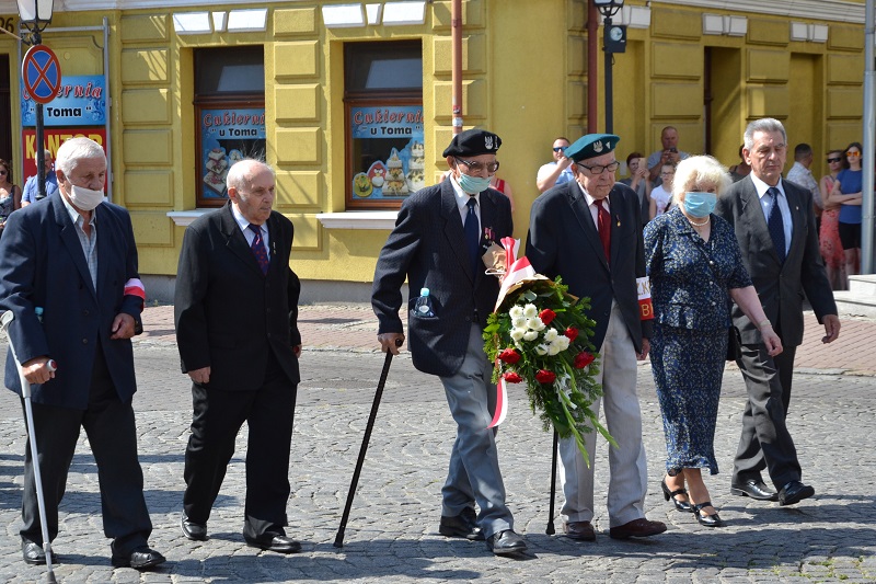 Msza i kwiaty pod pomnikiem marszałka Piłsudskiego. Uczczono 100. rocznicę Bitwy Warszawskiej