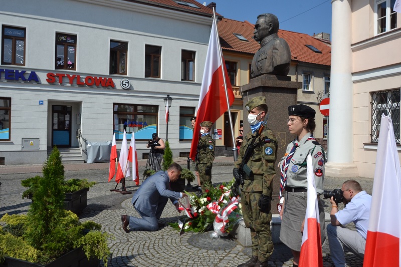 Msza i kwiaty pod pomnikiem marszałka Piłsudskiego. Uczczono 100. rocznicę Bitwy Warszawskiej