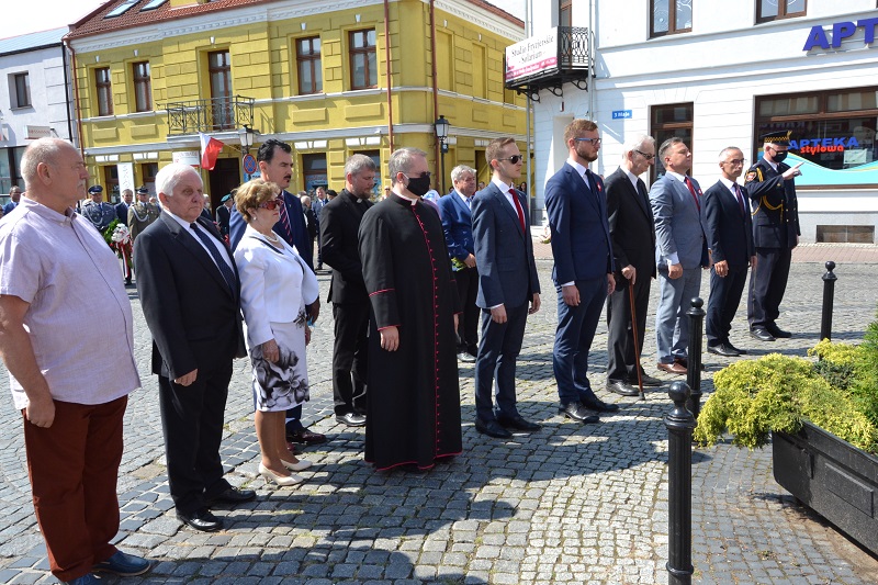 Msza i kwiaty pod pomnikiem marszałka Piłsudskiego. Uczczono 100. rocznicę Bitwy Warszawskiej