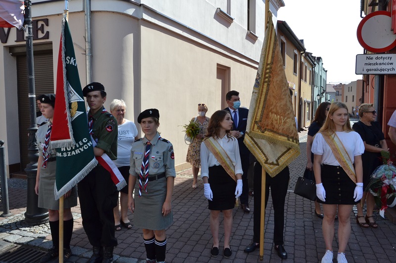 Msza i kwiaty pod pomnikiem marszałka Piłsudskiego. Uczczono 100. rocznicę Bitwy Warszawskiej