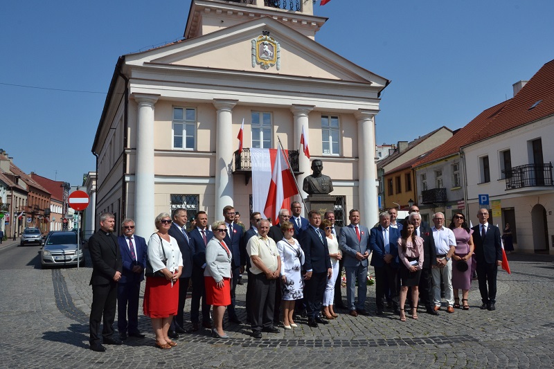Msza i kwiaty pod pomnikiem marszałka Piłsudskiego. Uczczono 100. rocznicę Bitwy Warszawskiej