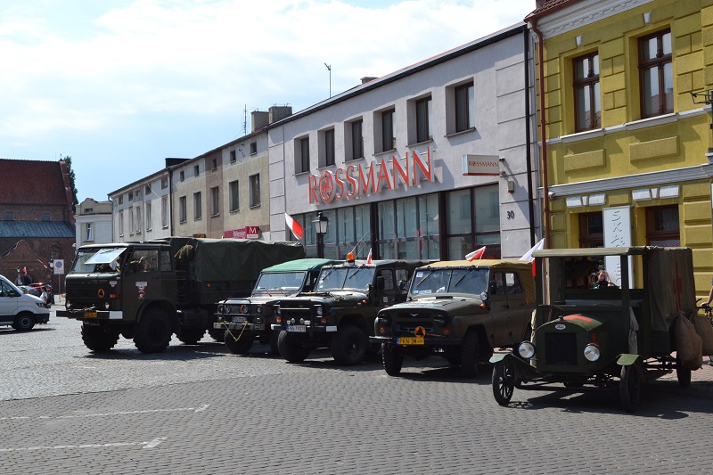 Msza i kwiaty pod pomnikiem marszałka Piłsudskiego. Uczczono 100. rocznicę Bitwy Warszawskiej
