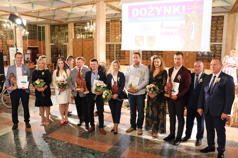 Przed bazyliką stanęło 14 wieńców dożynkowych. Rolnicy powiatu konińskiego dziękowali za plon