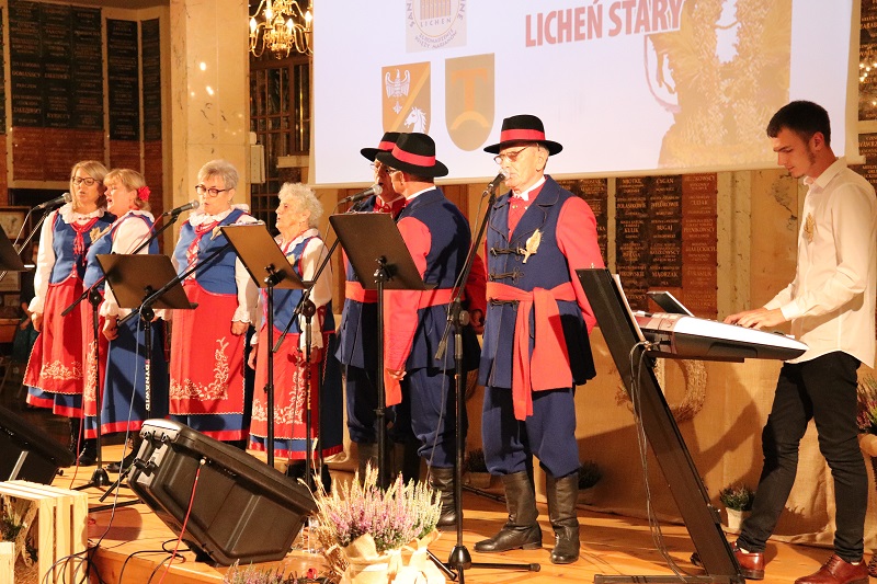 Przed bazyliką stanęło 14 wieńców dożynkowych. Rolnicy powiatu konińskiego dziękowali za plon