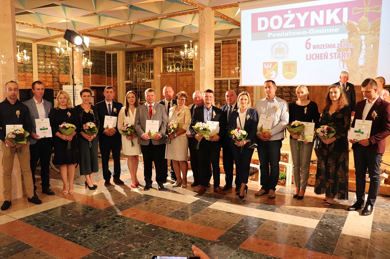 Przed bazyliką stanęło 14 wieńców dożynkowych. Rolnicy powiatu konińskiego dziękowali za plon