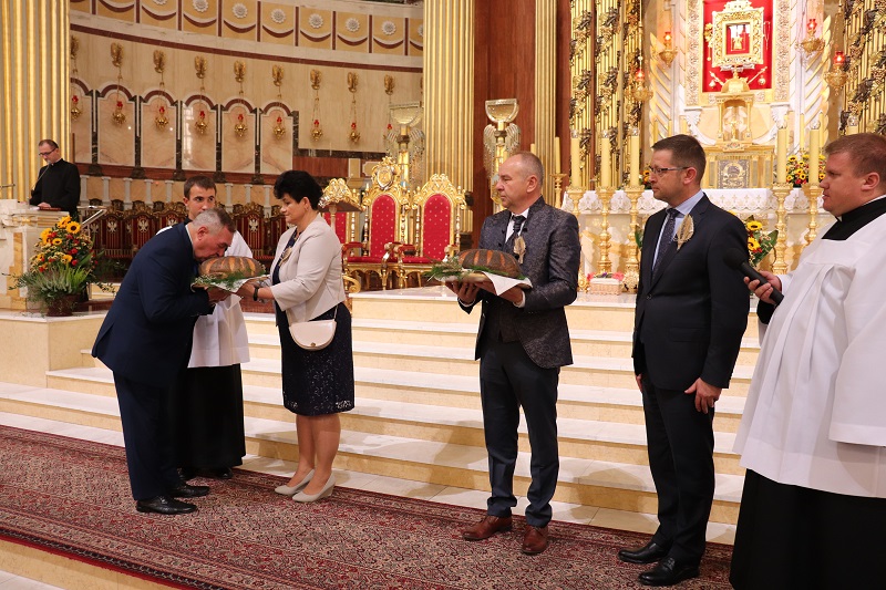 Przed bazyliką stanęło 14 wieńców dożynkowych. Rolnicy powiatu konińskiego dziękowali za plon