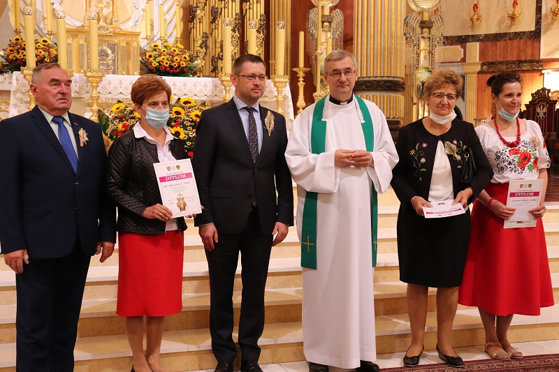Przed bazyliką stanęło 14 wieńców dożynkowych. Rolnicy powiatu konińskiego dziękowali za plon