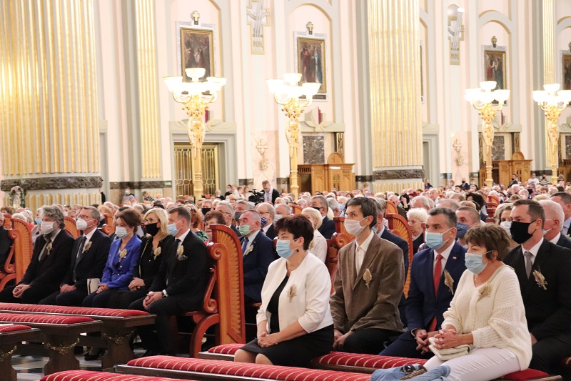 Przed bazyliką stanęło 14 wieńców dożynkowych. Rolnicy powiatu konińskiego dziękowali za plon