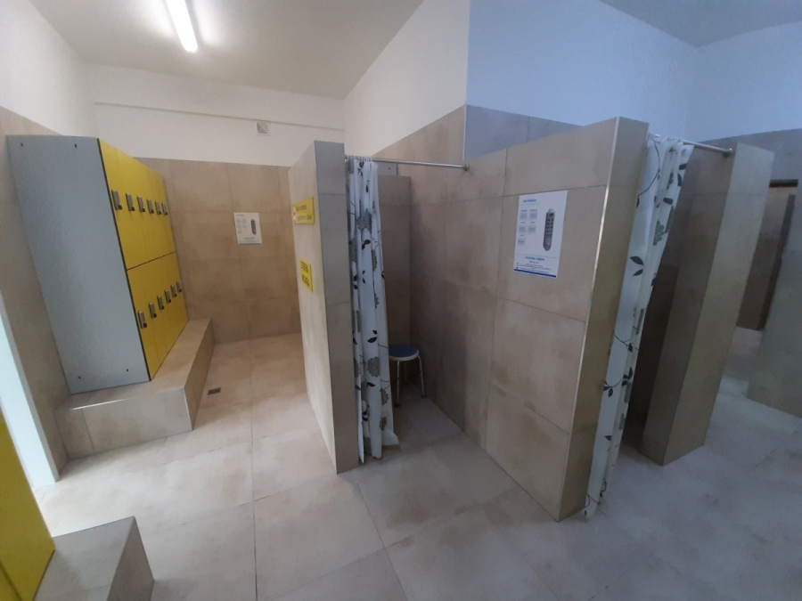 Estetyczniej, wygodniej i przyjemniej. Szatnie i natryski na basenie przy ul. Szymanowskiego – po liftingu