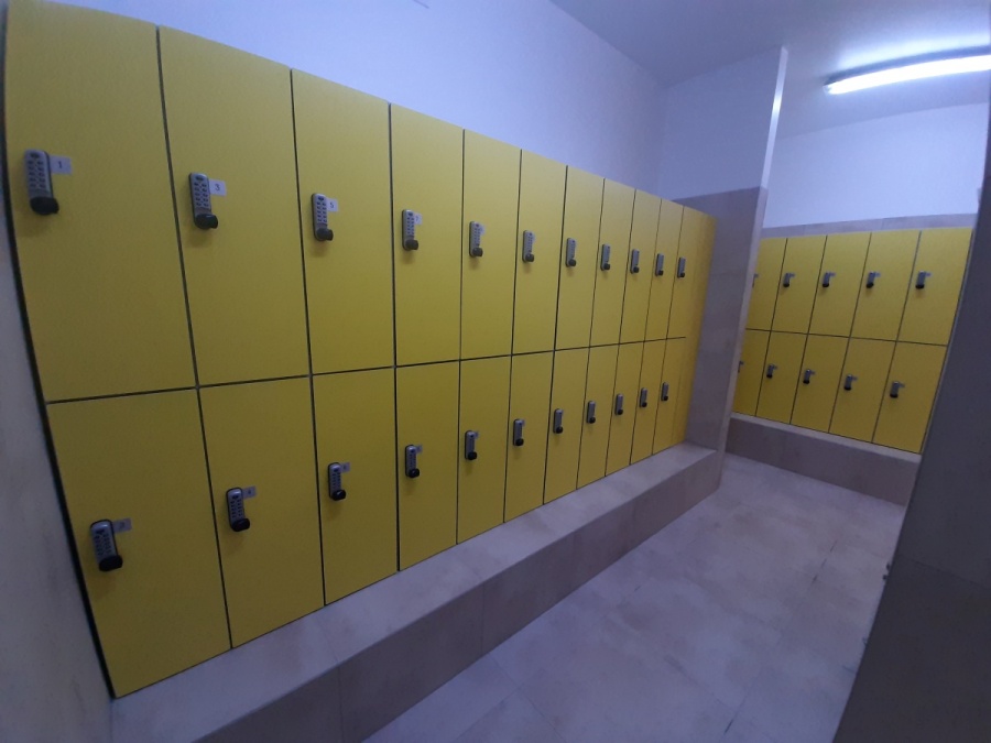 Estetyczniej, wygodniej i przyjemniej. Szatnie i natryski na basenie przy ul. Szymanowskiego – po liftingu