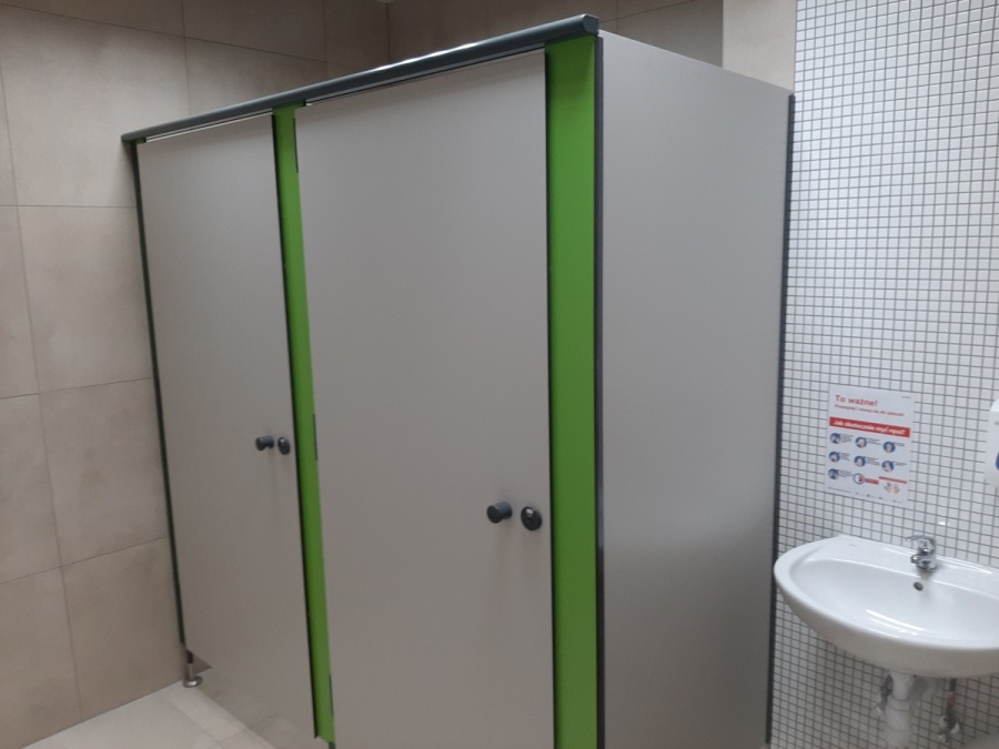 Estetyczniej, wygodniej i przyjemniej. Szatnie i natryski na basenie przy ul. Szymanowskiego – po liftingu