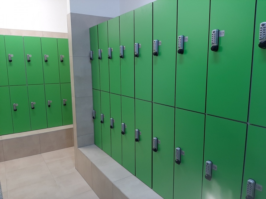Estetyczniej, wygodniej i przyjemniej. Szatnie i natryski na basenie przy ul. Szymanowskiego – po liftingu