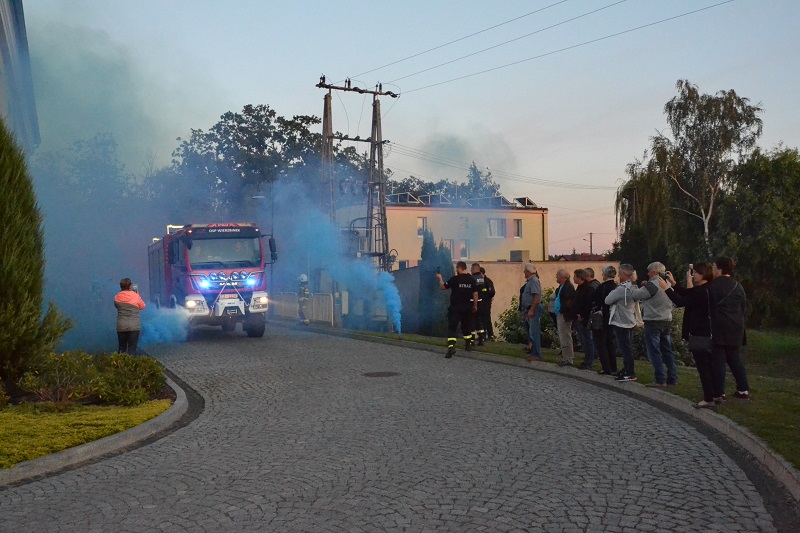 Były race, ognisko i mnóstwo radości. OSP Wierzbinek ma nowy wóz strażacki