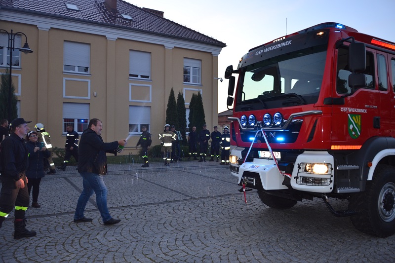 Były race, ognisko i mnóstwo radości. OSP Wierzbinek ma nowy wóz strażacki