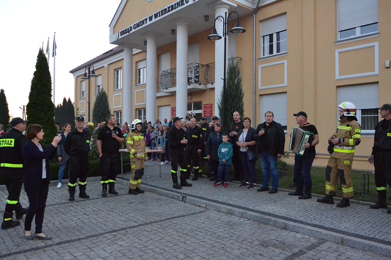 Były race, ognisko i mnóstwo radości. OSP Wierzbinek ma nowy wóz strażacki