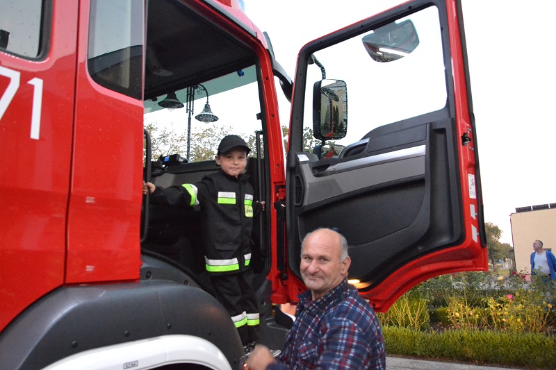 Były race, ognisko i mnóstwo radości. OSP Wierzbinek ma nowy wóz strażacki