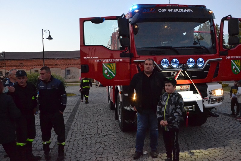 Były race, ognisko i mnóstwo radości. OSP Wierzbinek ma nowy wóz strażacki