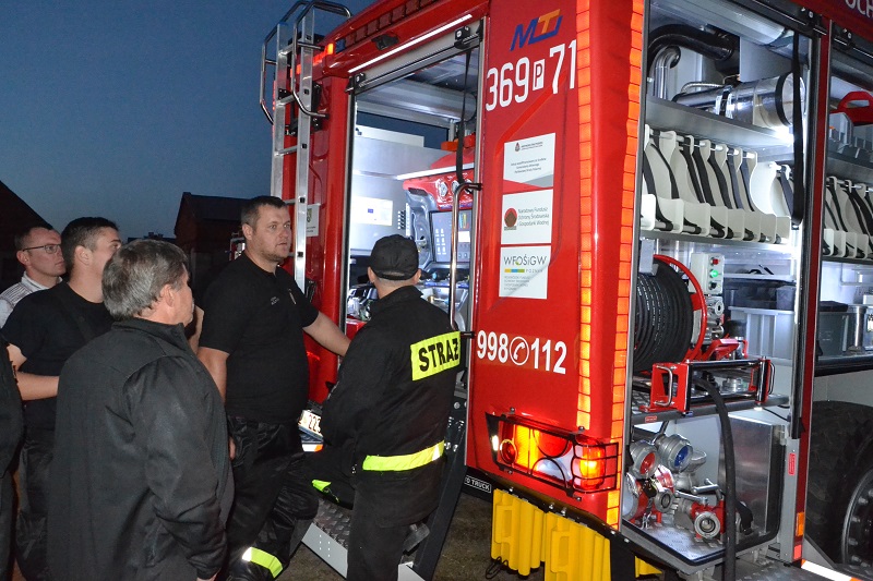 Były race, ognisko i mnóstwo radości. OSP Wierzbinek ma nowy wóz strażacki