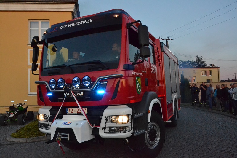 Były race, ognisko i mnóstwo radości. OSP Wierzbinek ma nowy wóz strażacki
