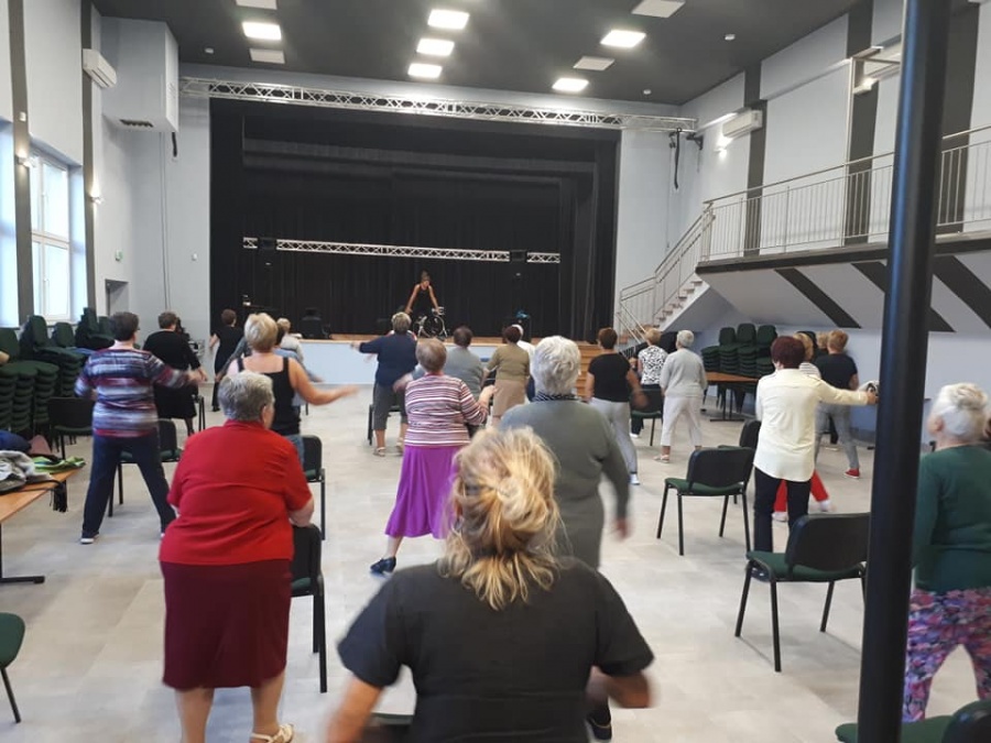Seniorzy bawią się w ośrodku kultury. Są zajęcia artystyczne i sportowe