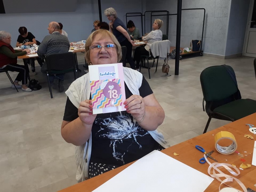 Seniorzy bawią się w ośrodku kultury. Są zajęcia artystyczne i sportowe