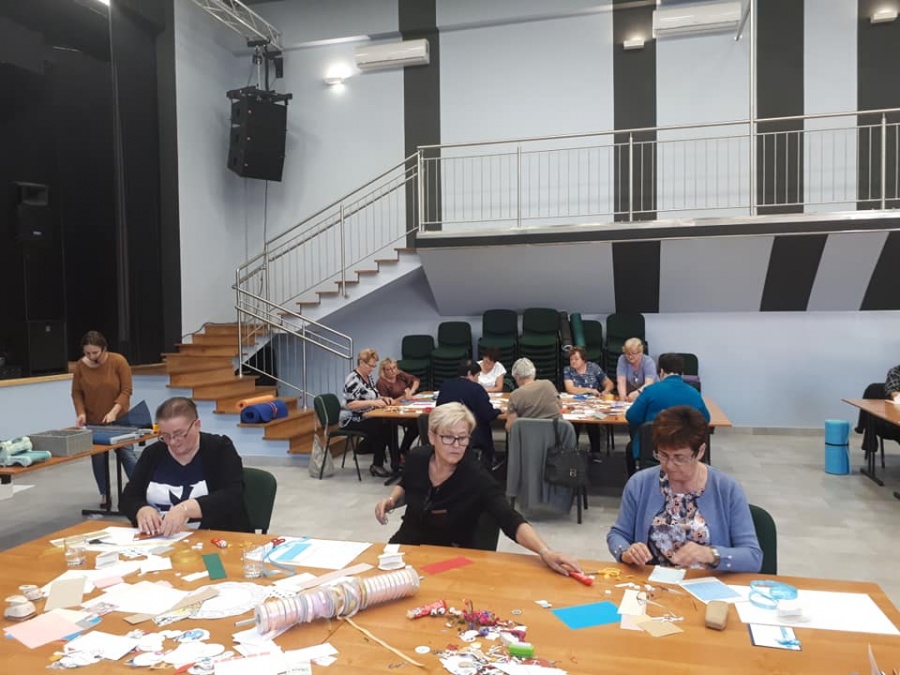 Seniorzy bawią się w ośrodku kultury. Są zajęcia artystyczne i sportowe