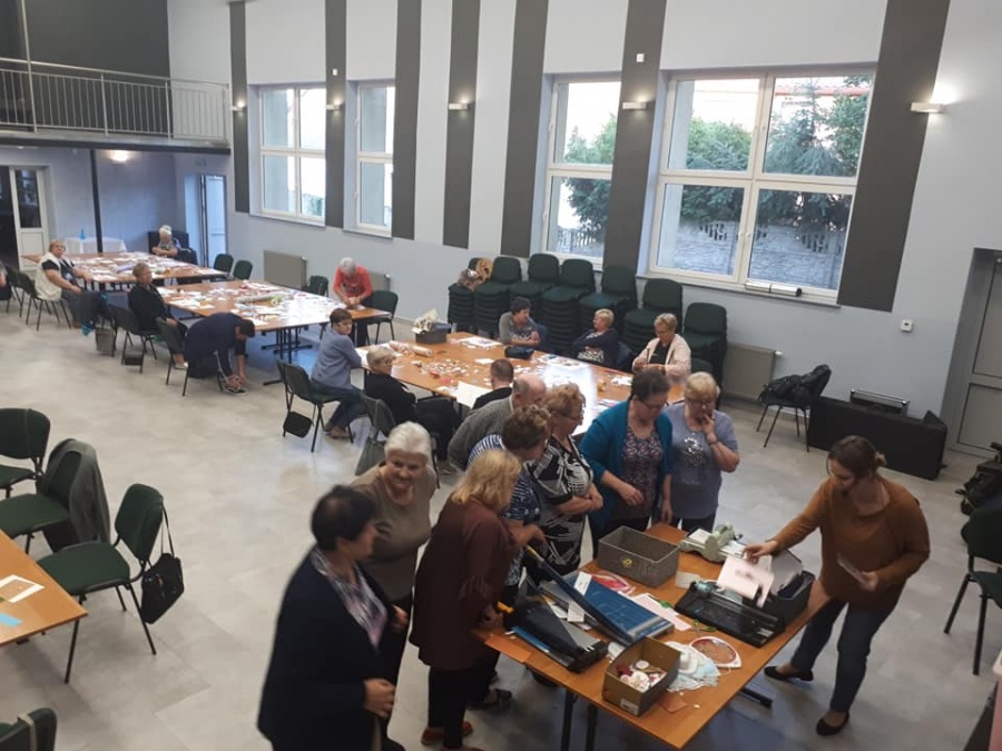 Seniorzy bawią się w ośrodku kultury. Są zajęcia artystyczne i sportowe
