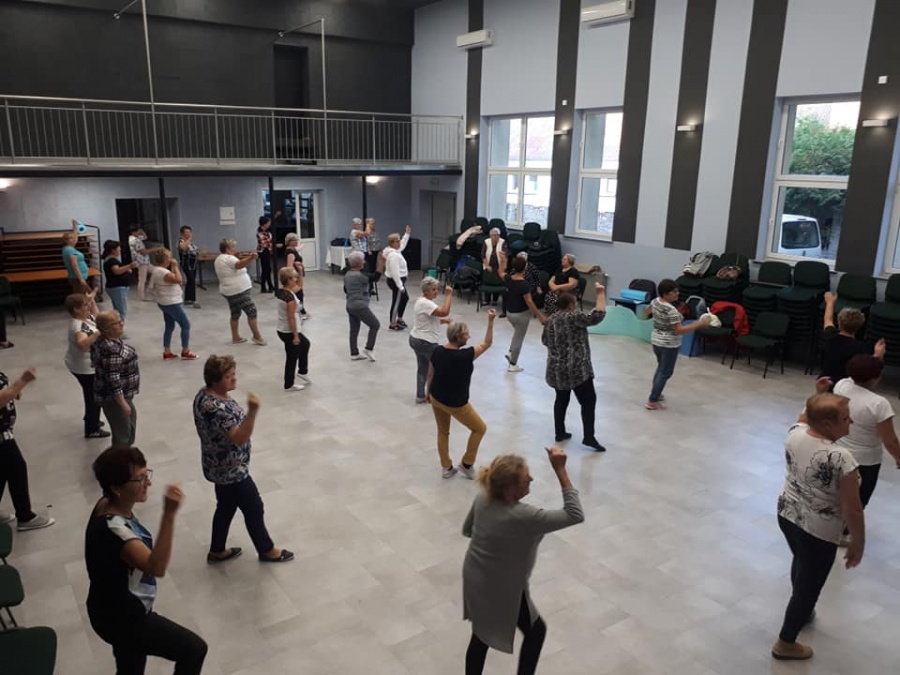Seniorzy bawią się w ośrodku kultury. Są zajęcia artystyczne i sportowe