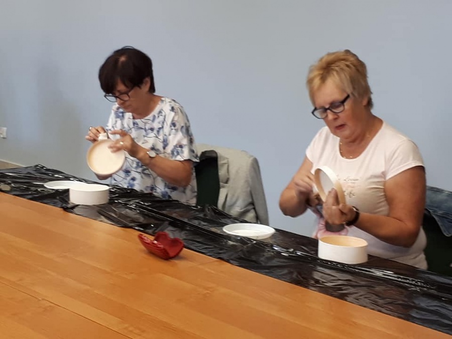 Seniorzy bawią się w ośrodku kultury. Są zajęcia artystyczne i sportowe