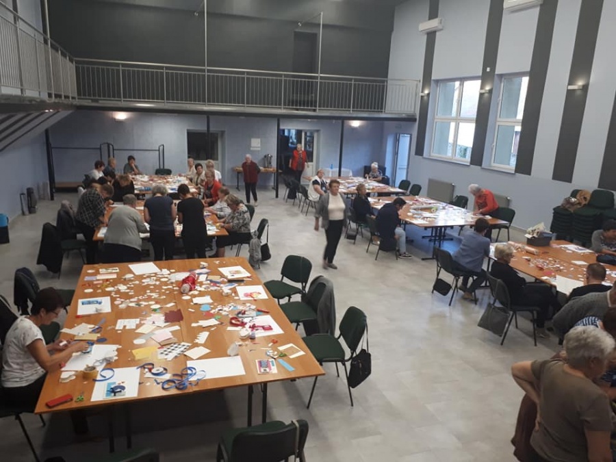 Seniorzy bawią się w ośrodku kultury. Są zajęcia artystyczne i sportowe