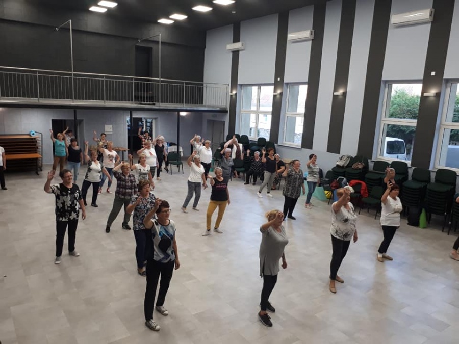 Seniorzy bawią się w ośrodku kultury. Są zajęcia artystyczne i sportowe