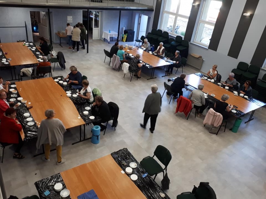 Seniorzy bawią się w ośrodku kultury. Są zajęcia artystyczne i sportowe