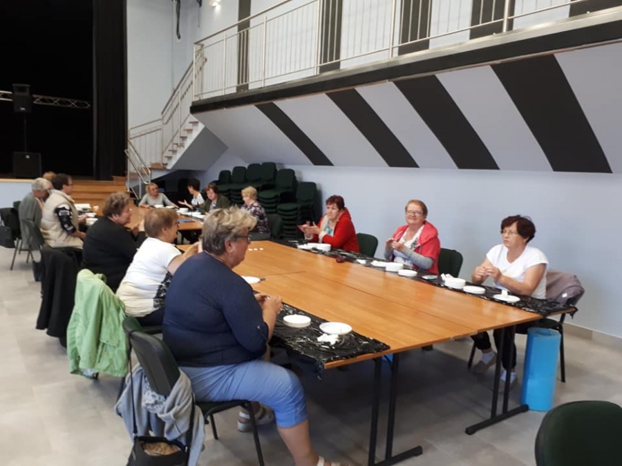 Seniorzy bawią się w ośrodku kultury. Są zajęcia artystyczne i sportowe