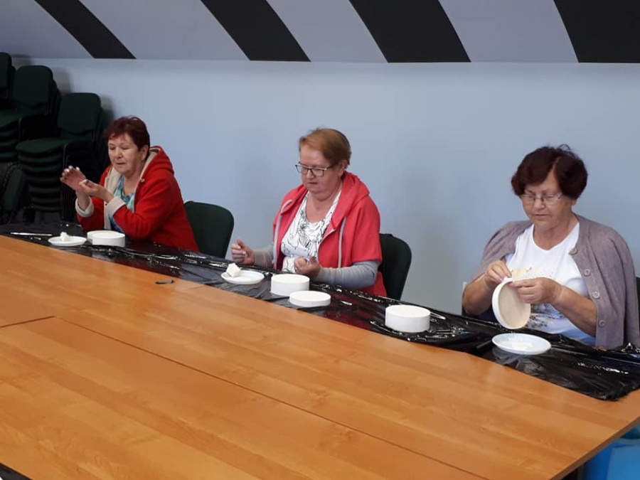 Seniorzy bawią się w ośrodku kultury. Są zajęcia artystyczne i sportowe