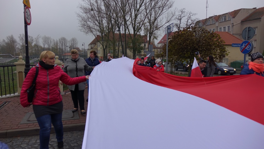 100-metrowa flaga na 100 lat niepodległości. Mielnicka rodzina uczciła rocznicę