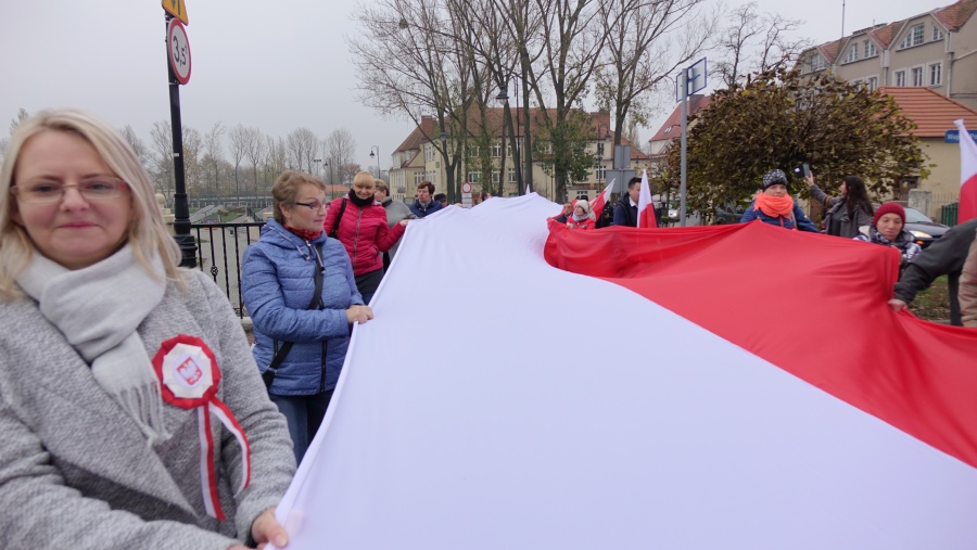 100-metrowa flaga na 100 lat niepodległości. Mielnicka rodzina uczciła rocznicę