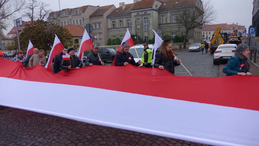 100-metrowa flaga na 100 lat niepodległości. Mielnicka rodzina uczciła rocznicę