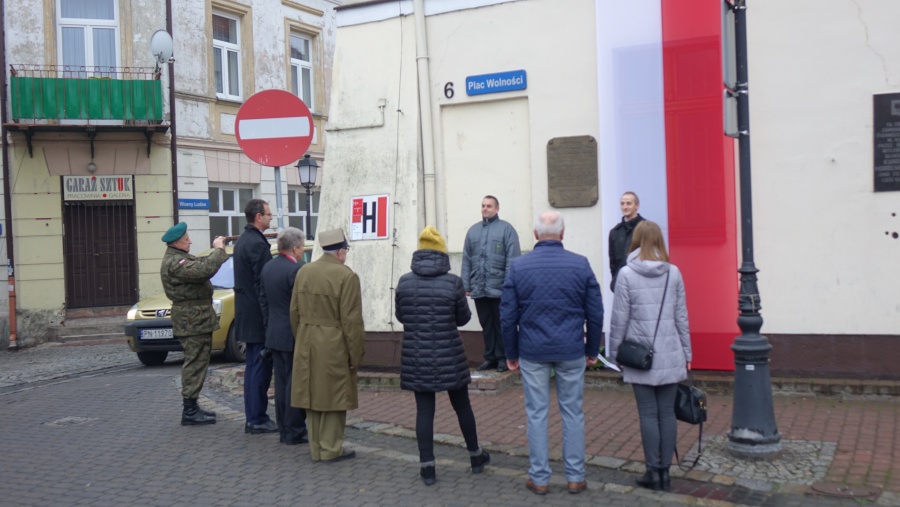 100-metrowa flaga na 100 lat niepodległości. Mielnicka rodzina uczciła rocznicę