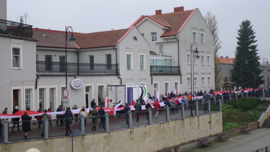 100-metrowa flaga na 100 lat niepodległości. Mielnicka rodzina uczciła rocznicę