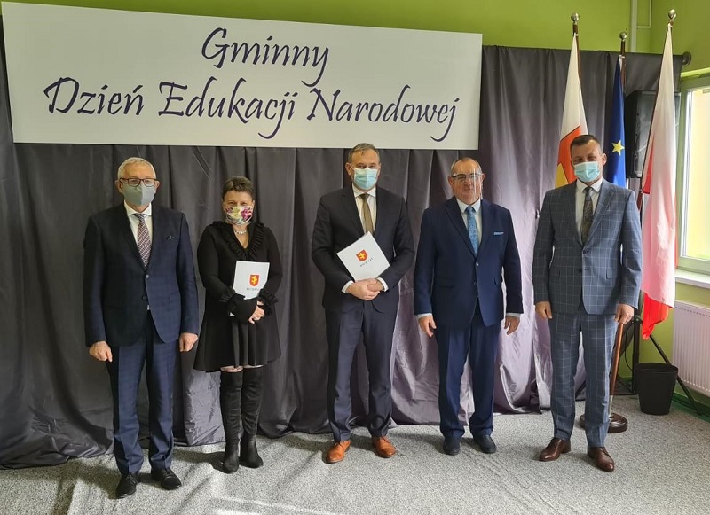 Odznaczenia i nagrody dla nauczycieli. Świętowali w reżimie sanitarnym