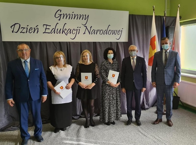 Odznaczenia i nagrody dla nauczycieli. Świętowali w reżimie sanitarnym
