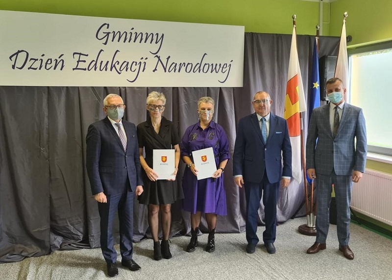 Odznaczenia i nagrody dla nauczycieli. Świętowali w reżimie sanitarnym