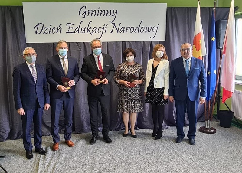 Odznaczenia i nagrody dla nauczycieli. Świętowali w reżimie sanitarnym